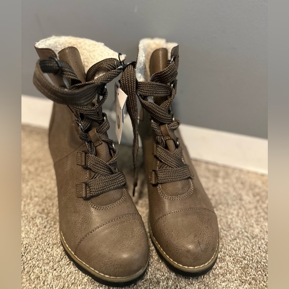 Universal Thread - Taupe Lace-Up Wedge Boots (Size 7.5) - Picture 2 of 8